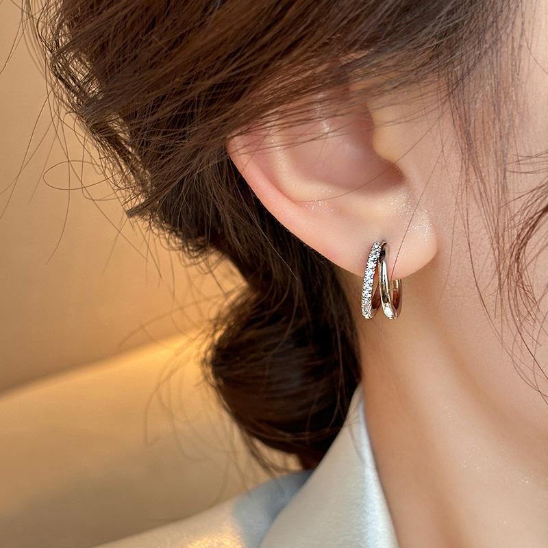 S925 silver needles, pure titanium steel, hypoallergenic double-loop stud earrings.